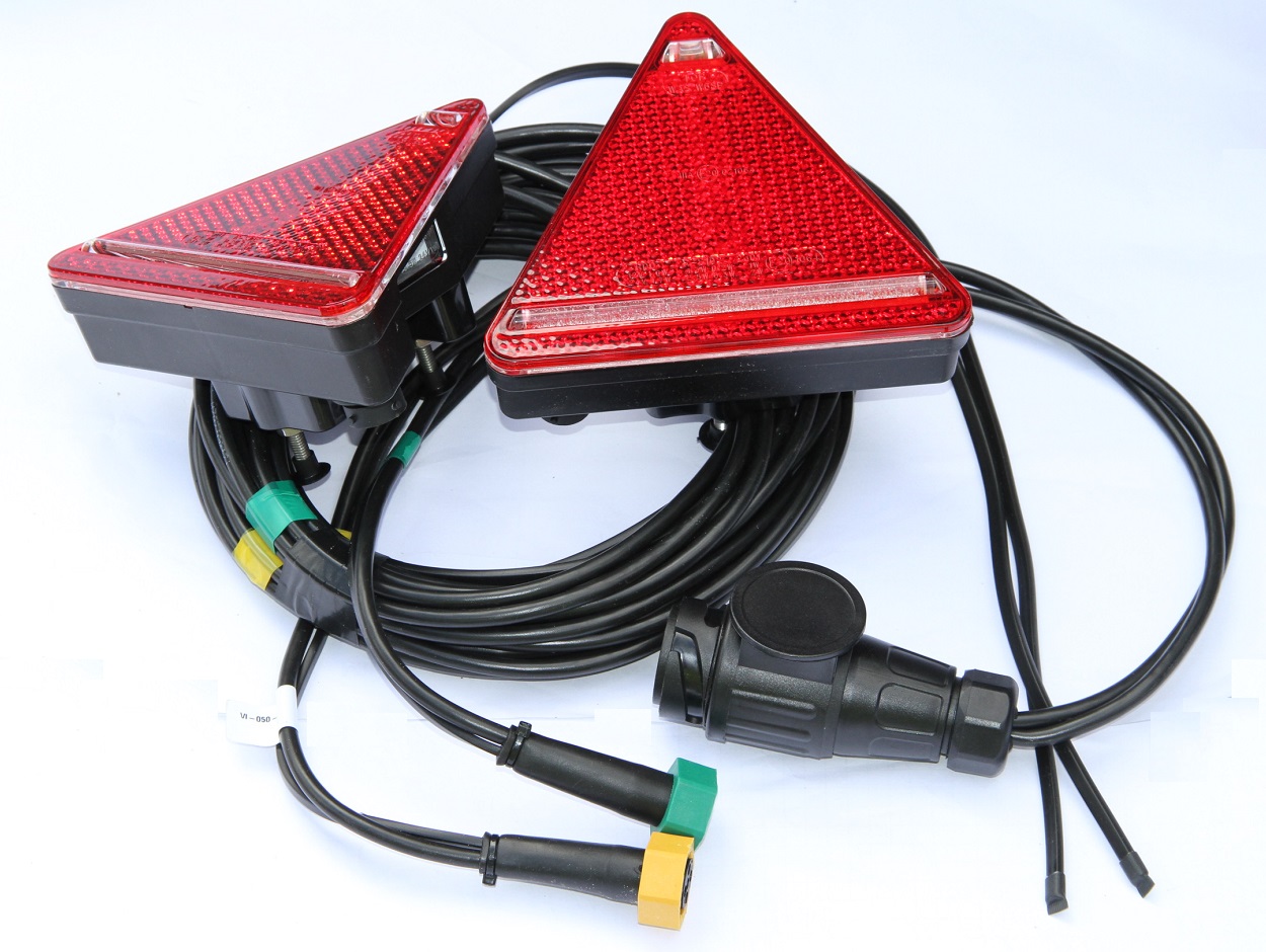 LED MultifunktionsRückleuchte mit Dreieckrückstrahler für Anhänger rechts